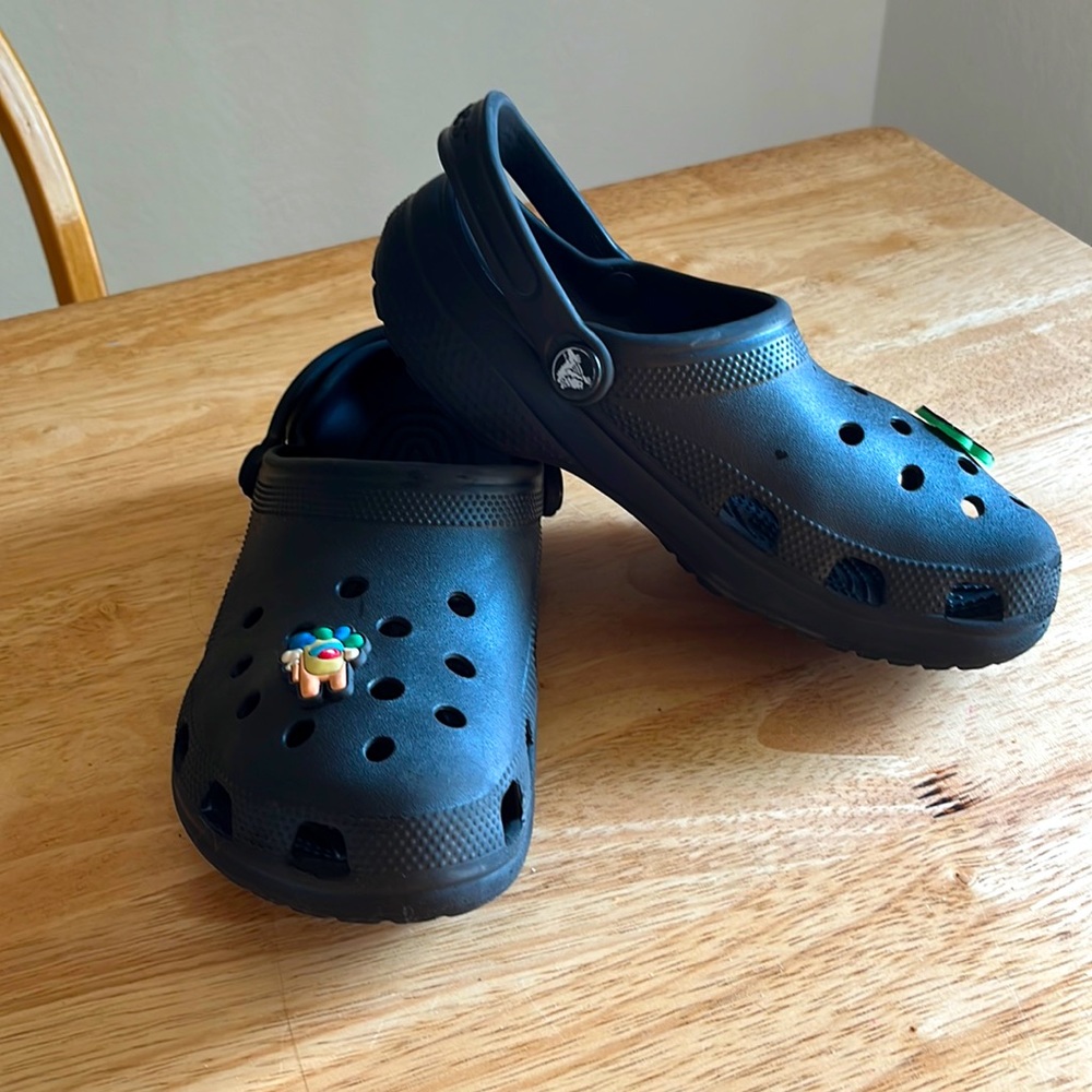 Kids Black Crocs Size M 6 W 8 (fits kids size 4-4.5)